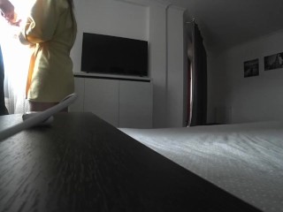 Жена изменяет своему мужу с неизвестным мужчиной дома на кровати. Настоящий неверный...