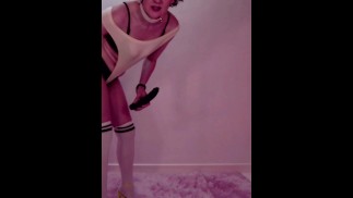 如果顽皮的詹妮弗是脱衣舞娘，她会让你把硬币放在她的屁眼里——矮个子