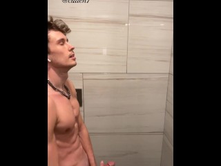 Что происходит в душе спортзала, остается в душе🍆✊🏻💦 спортзала