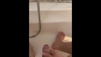Жестко кончил в душе