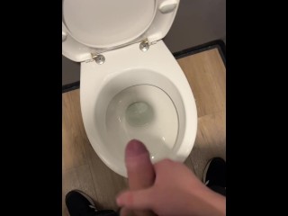 Дрочу в туалете спортзала