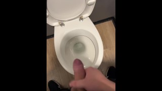 Masturbándose en el baño del gimnasio