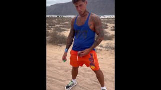 Vaper and piss in the beach