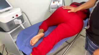 le pago 100 dolares a enfermera para masajear su gran culo, termina haciendo squirt