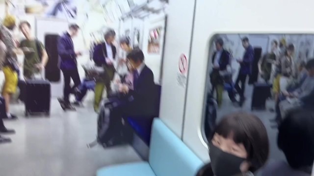 忍不住了，第铁上揉她的小豆豆，插入小嫩逼