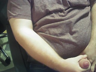 Пухлый медведь кончает довольно стонет, мастурбация