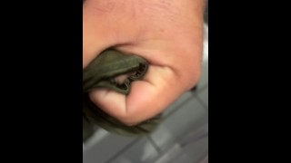 Bite dure éjacule sur une culotte effrontée en soie Vidéo complète