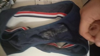 Sborro le mutandine sporche di mia moglie di nascosto