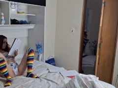 Enteada foi chupada pelo padrasto.