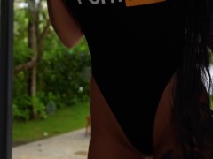 Страстная брюнетка отсосала член на пляже - Screenshot 4 of 16 - Public Blowjob