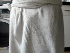 washing the dishes cat miaws and slaps