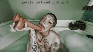 Готическая татуированная девушка дает неряшливую голову в ванне 🛁 от первого лица Трейлер Onlyfans