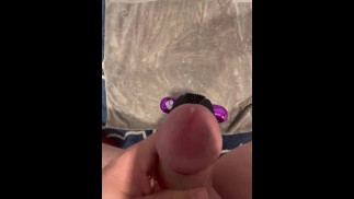 厚厚的白色公鸡射精戴着公鸡环和子弹振动公鸡环射精