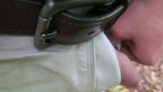 在繁忙的林地里顽皮的小便男性绝望