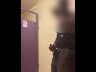 Общественная ванная комната