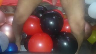 Siediti e sborra con palloncini neri