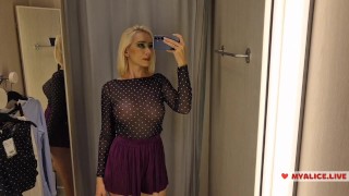 Probiere transparente sexy Kleidung in einem Einkaufszentrum an. Schau mir in der Umkleidekabine