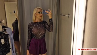 Doorzichtige sexy kleren passen in een winkelcentrum. Kijk me in de paskamer en trek me af. Sperma smeekt