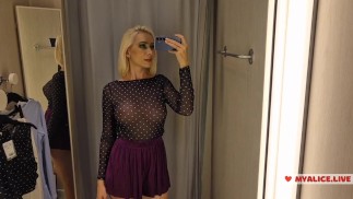 Примерка прозрачной сексуальной одежды в торговом центре. Смотри на меня в примерочной и дрочи. Мольбы о сперме