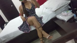 КРАСИВАЯ МАЧЕХА ПРОДАЕТ СЕБЯ В ОТЕЛЕ, ЧТОБЫ СНИМАТЬ БЕСПЛАТНОЕ ДОМАШНЕЕ ПОРНО