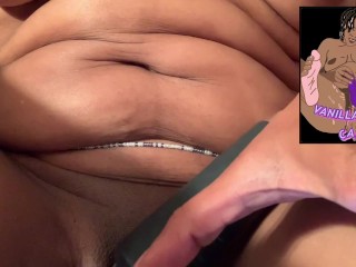 这位摩洛伊斯兰解放阵线妈妈喜欢用假阳具塞进她紧致的屁眼，同时用动力棒射精