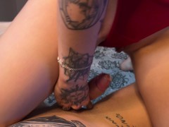 Злая Мачеха Трахнула Член Своего Пасынка в Презервативе, Но он всё равно Залил Её Киску Спермой 7/16