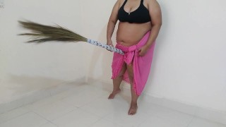 عمتي المثيرة تمارس الجنس مع المكنسة أثناء تجتاح المنزل Hot BBW sex with broom while sweeping