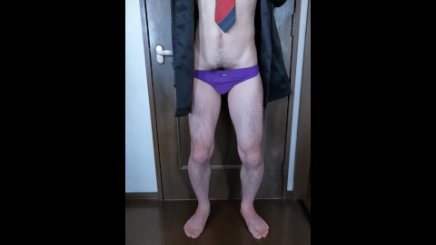 Um homem vestido estranhamente com um casaco longo, gravata e tanga está se masturbando.
