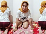 Ngentot cewek cantik jilbab muslimah tanpa kondom. Dia tak mau lepas hijab saat ngentot-Evesyantika