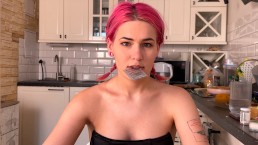 Учитель не сдержался перед студенткой, когда она начала его соблазнять и смачно трахнул её на столе