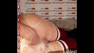 Анальный фистинг твинка с фальшивым переполнением спермой.