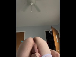 穿着性感内衣的青少年自慰并露出肥屁股
