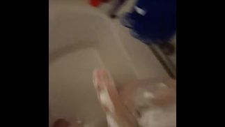 ПОЙМАЛИ!! Дрочу в душе