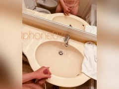 Dirty the sink of the Hotel