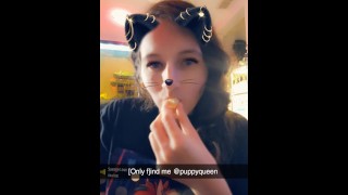 Fille de Snapchat mange une banane avec du ♡ yaourt