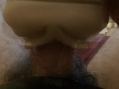 Jeune mec chaud baise une chatte fleshlight