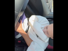 【トレーニング後の汗臭いま◯こ】車内でトレーニング後の汗臭いま◯こを服の上から触ってたら何回もイキまくり 服もシミだらけ　素人/日本人/個人撮影/スマホ撮り/美人/手マン - Screenshot 4 of 16 - 個人撮影