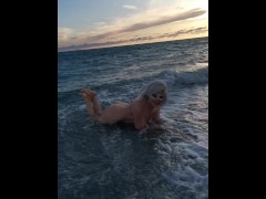 Moglie puttana fa il bagno nuda al mare