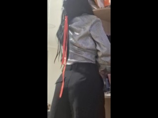 сучка показывает как трясется ее попка, когда она прыгает