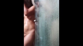 Trio lésbico se masturba e toma banho, fodendo no chuveiro