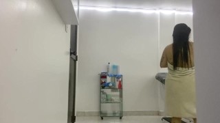 Enfermera captada en el consultorio del doctor cambiandose de ropa