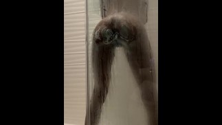 Сексуальная чернокожая женщина принимает душ