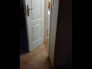 他試圖讓他晚上去洗手間並消除他的口交