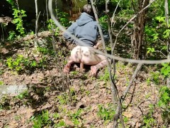 Заставил жену сесть на большой дилдо. Муж наблюдает из кустов