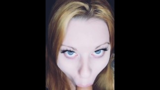 Stoner troia cums forte dopo aver succhiato un dildo