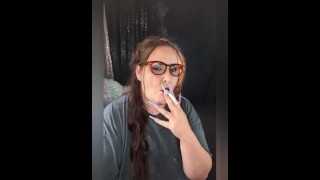 Ragazza che fuma chatta in diretta streaming