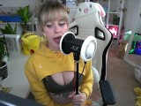 Девушка-банан облизывает твои уши - девушка-шифиби с брекетами ASMR