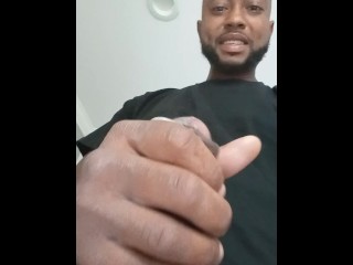 Дрочу и кончаю с капающим черным членом