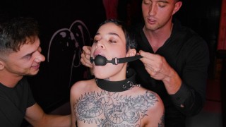 Obediente zorra tatuada amordazada y dominada por dos tipos rudos en estilo BDSM