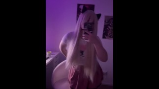 Милая кошка-девушка танцует в сексуальном наряде